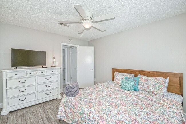 Building Photo - Large 3 bed 2 bath home with fenced backyard