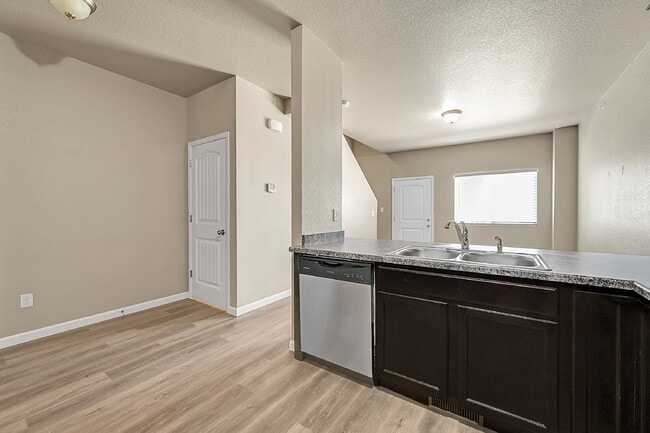 Building Photo - $1,850-3 Bed 3.5 Bath townhome in CO Sprin...