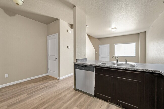 Building Photo - $1,995-3 Bed 3.5 Bath townhome in CO Sprin...