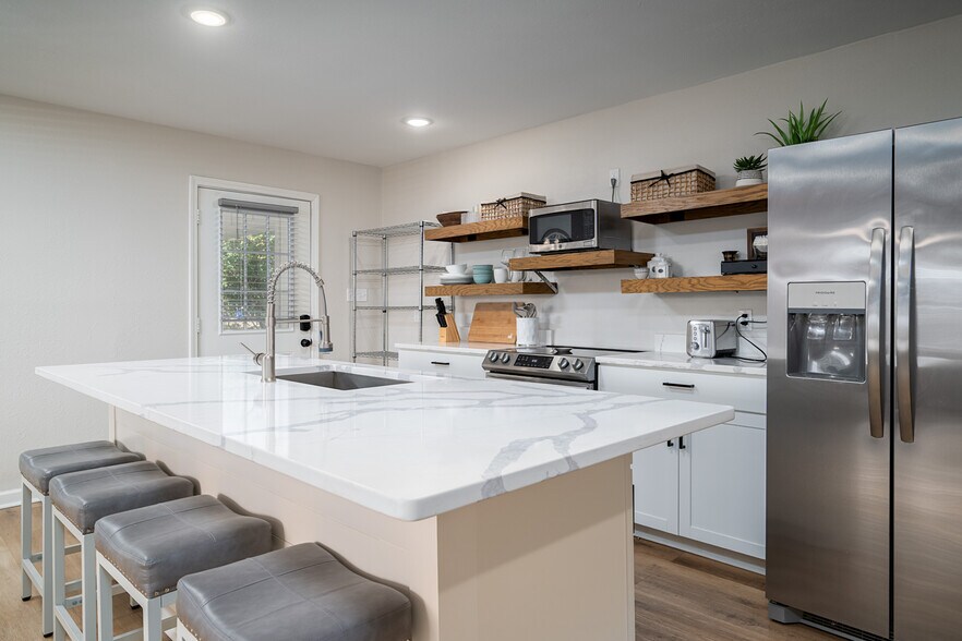 Building Photo - 1528 E Devine St