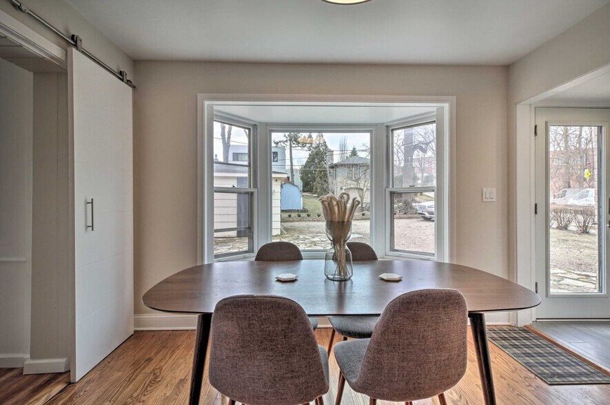 Building Photo - 696 Crescent Blvd