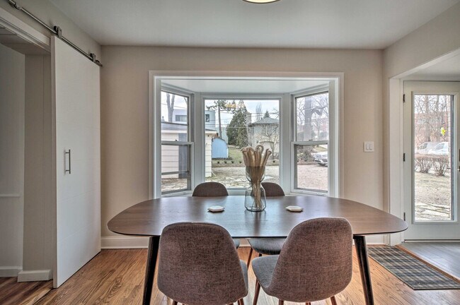 Building Photo - 696 Crescent Blvd