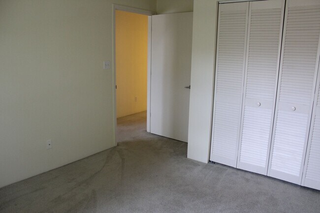 Building Photo - Up Coming - 2 bedroom/2 bath Condo!