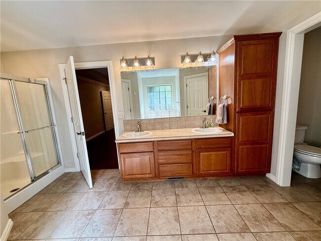 Building Photo - 305 Meadows Ct