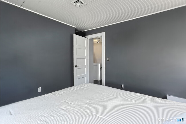 Building Photo - 168 Kings Hwy