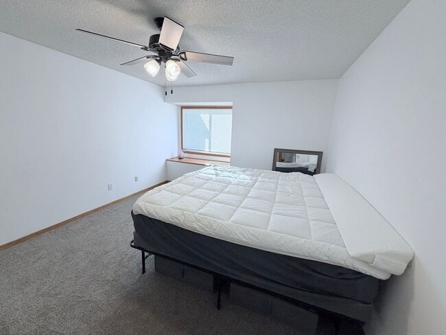 Building Photo - Spacious 2-Bedroom, 2.5 Bathroom, Tri-Level Townhome & Private Deck in Apple Valley!