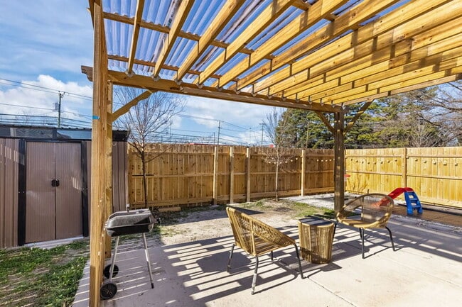 Building Photo - 812 Somb Moore Ways