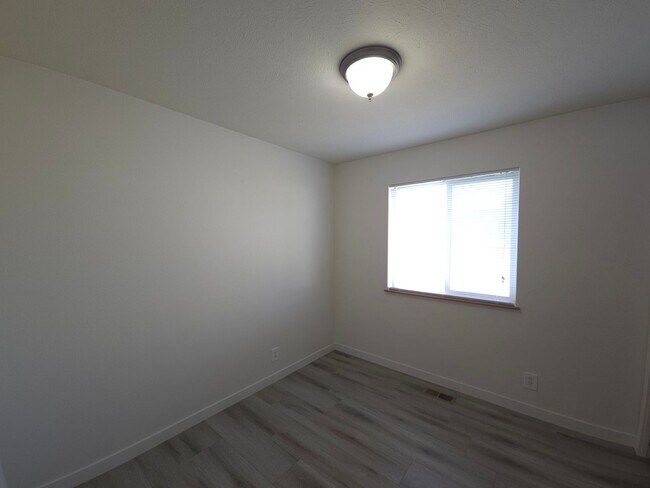 Building Photo - Recently Remodeled Home