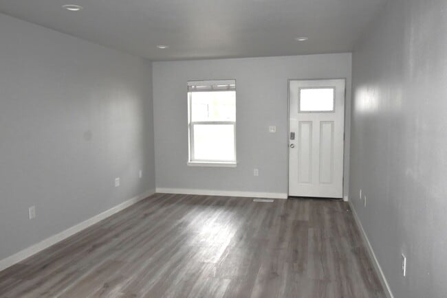 Building Photo - Spacious Town home.
