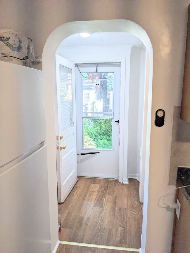 Building Photo - 612 E Morton St