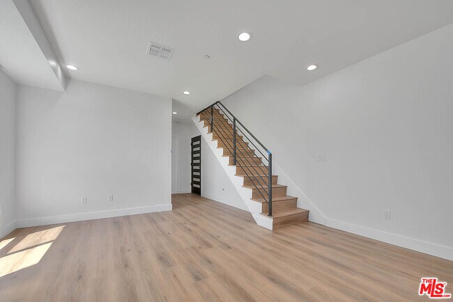 Building Photo - 1015 Wilton Pl