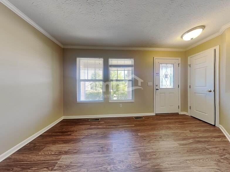 Building Photo - 5569 Windsor Ct