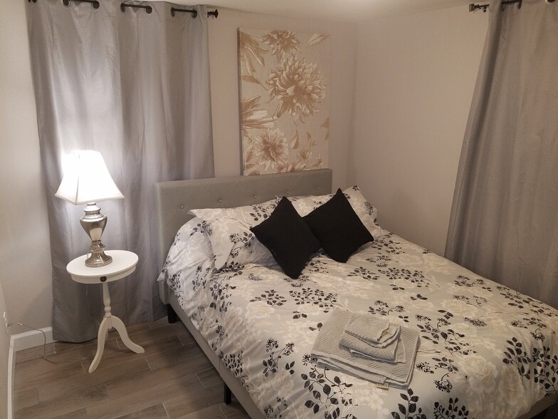 Building Photo - 2222 E 19th St