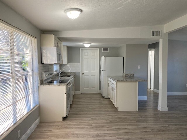 Building Photo - 1503 Hampton Rd