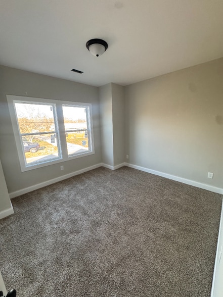 Building Photo - 267 W Spring St