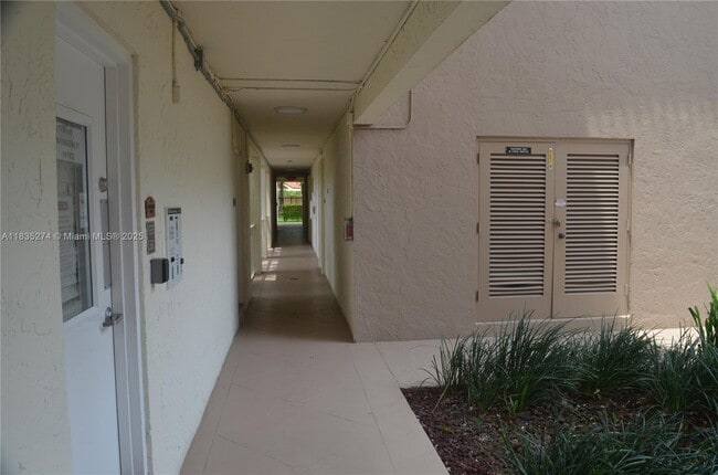 Building Photo - 9301 SW 92nd Ave