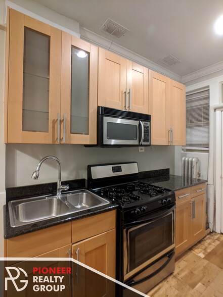 Building Photo - 540 W Surf St