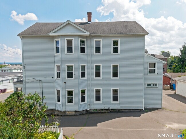 Building Photo - 126 Booth St