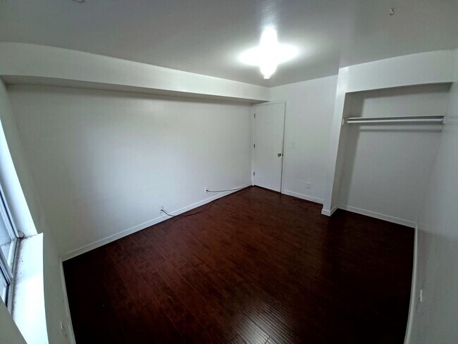 Building Photo - Nice Private Guy Room Downtown