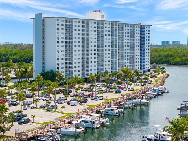 Building Photo - 400 Kings Point Dr
