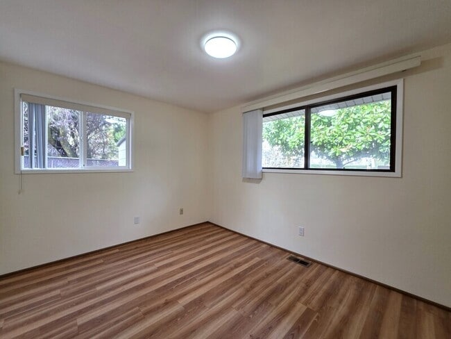 Building Photo - 8532 NE Russell St