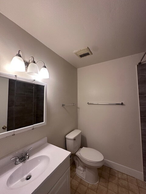 Building Photo - Charming 2-Bed Oasis with Full Bath on SE Division - 836 Sq. Ft. of Portland Comfort!