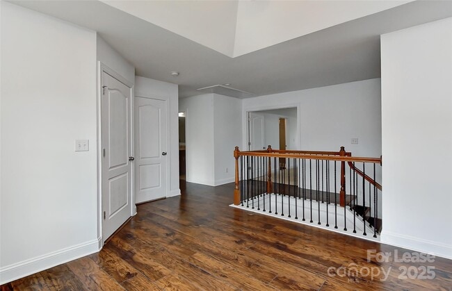 Building Photo - 549 Daventry Ct