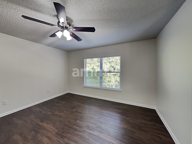 Building Photo - 1411 Samantha Cir S