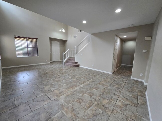 Building Photo - 4 BED, 2 1/2 BATH, 2 STORY HOME!!