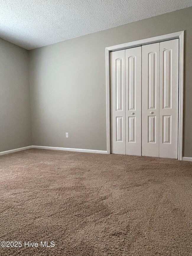 Building Photo - 2302 Knollwood Ln
