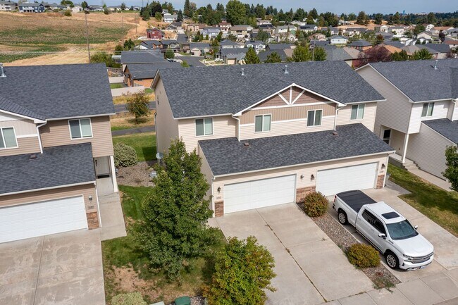 Building Photo - Charming Pullman Retreat with Space to Live and Entertain