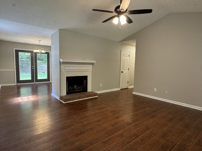 Building Photo - Spacious 3 Bed / 2 Bath Ranch in Establish...