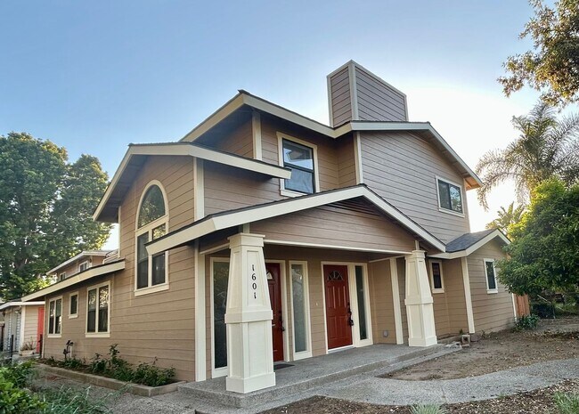 Building Photo - Renovated Two Bedroom Duplex - No Co-Signers
