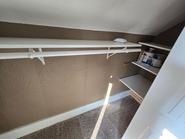 Building Photo - 2 Bed 1.5 Bath