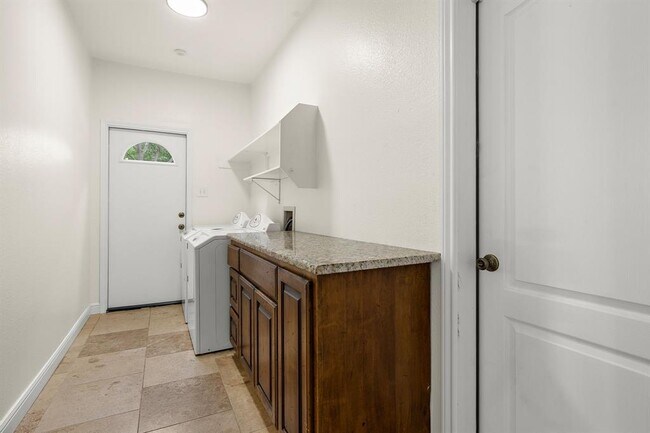 Building Photo - 1221 Boerne Dr