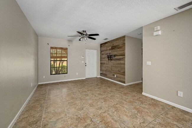 Building Photo - 3 bedroom, 2 bathroom townhome in Sonesta ...
