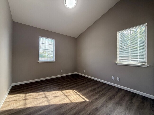 Building Photo - Nice and bright detached single-family res...