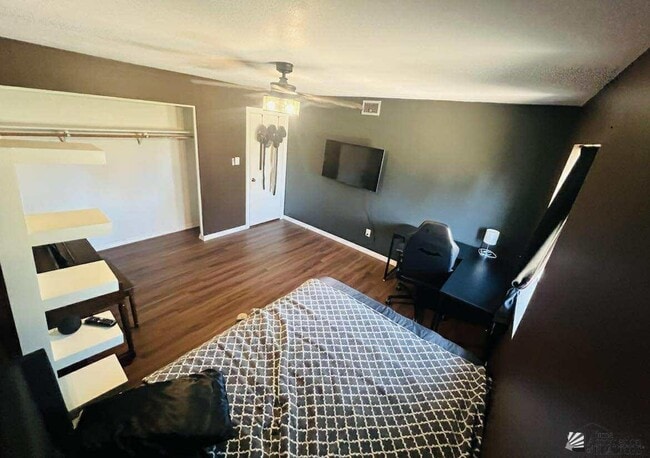 Building Photo - 3215 London Dr