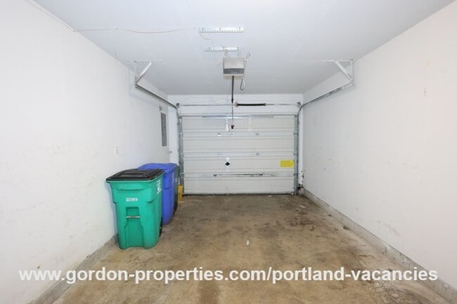 Building Photo - SE 73rd Ave - 3 bedroom townhouse in Mt Scott-Arleta neighborhood