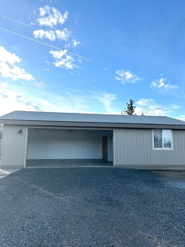 Building Photo - Light & bright single level home in NE Bend!