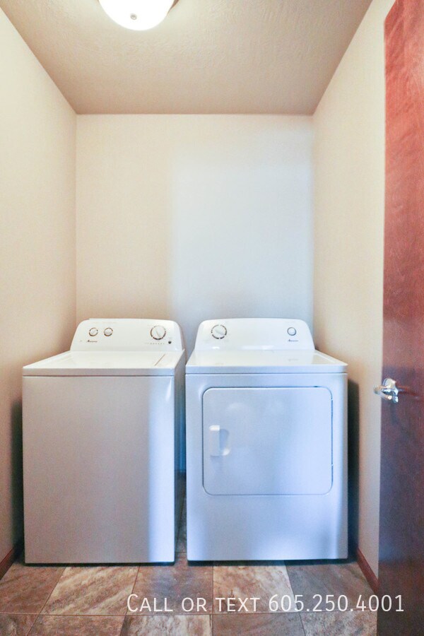 Building Photo - Sensational 2 bedroom Town Home in Harrisb...