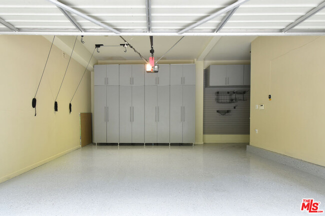 Building Photo - 1701 N Beverly Dr
