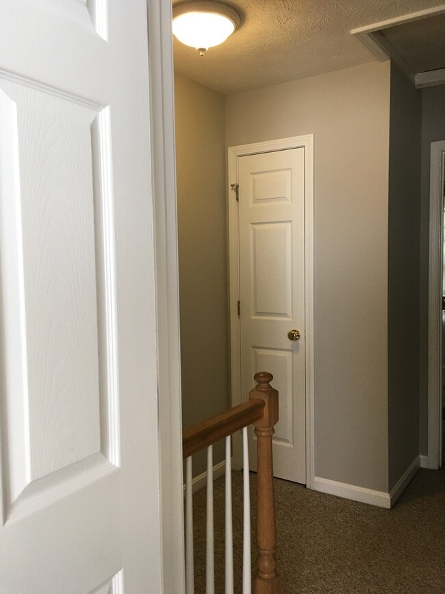 Building Photo - Lovely Townhouse! Fresh Paint, New Carpet, All Electric!  W/D Included, Privacy Fenced Backyard