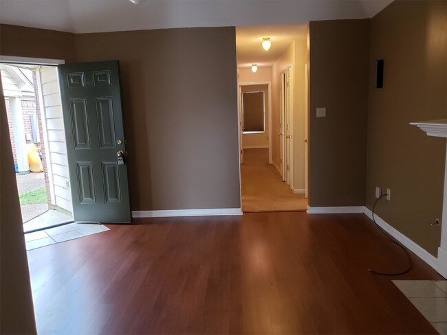 Building Photo - 7805 Shadowland Dr