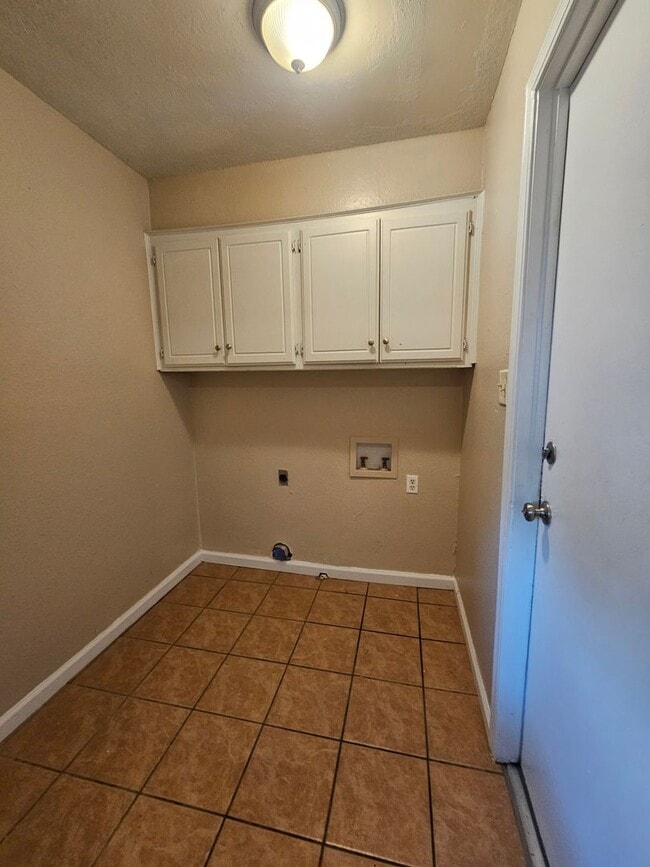 Building Photo - (3) Bed/(1.5) Bath Townhome Avail NOW!
