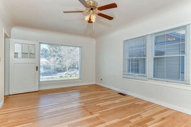 Building Photo - Coveted Northend Location! Spacious 5 bedr...