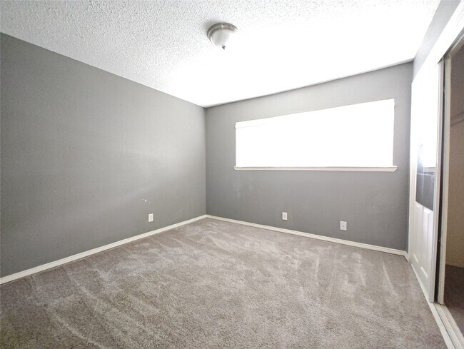 Building Photo - 5636 Birchmont Dr