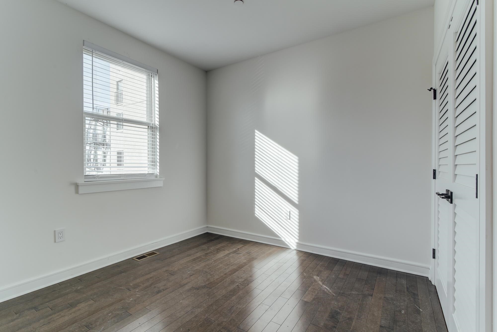 Building Photo - 974 Summit Ave