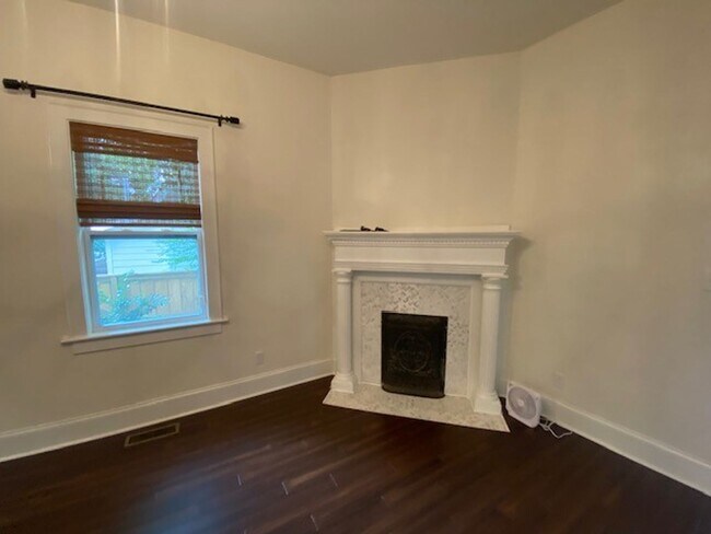 Building Photo - Georgous 5 bedroom 2.5 bath home in Downto...