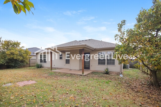 Building Photo - 409 E McCann Rd